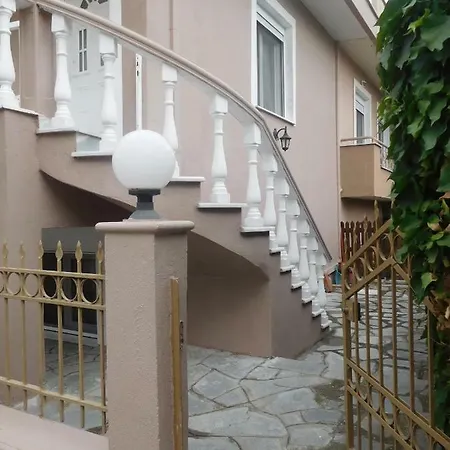 Unique * Néa Péramos