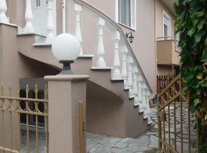 Unique * Néa Péramos